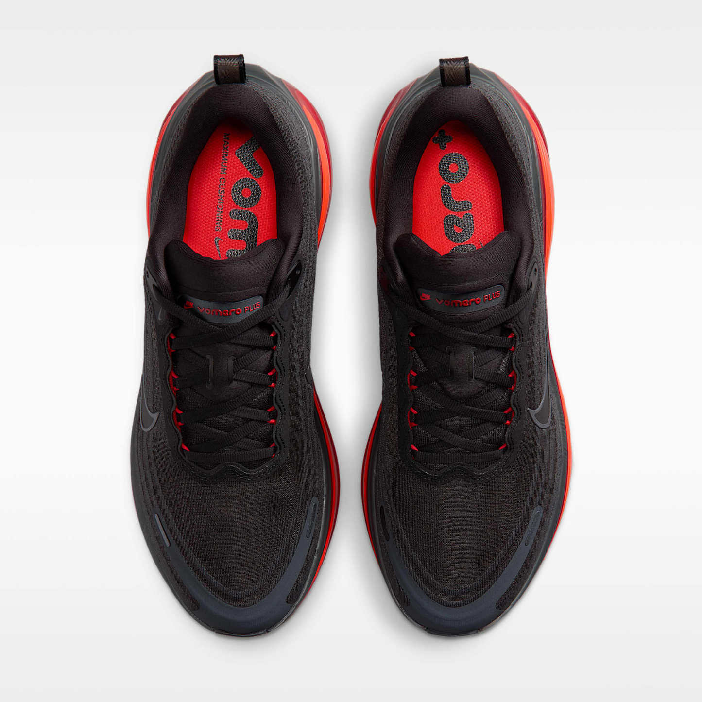 Nike Vomero Plus Straßenlaufschuh (Herren) – Anthracite/Bright Crimson/University Red/Schwarz