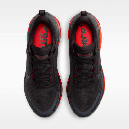Nike Vomero Plus Straßenlaufschuh (Herren) – Anthracite/Bright Crimson/University Red/Schwarz