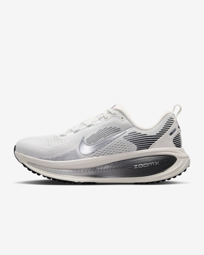 Nike Vomero 18 Straßenlaufschuh (Damen) – Summit White/Sail/Photon Dust/Metallic Silver
