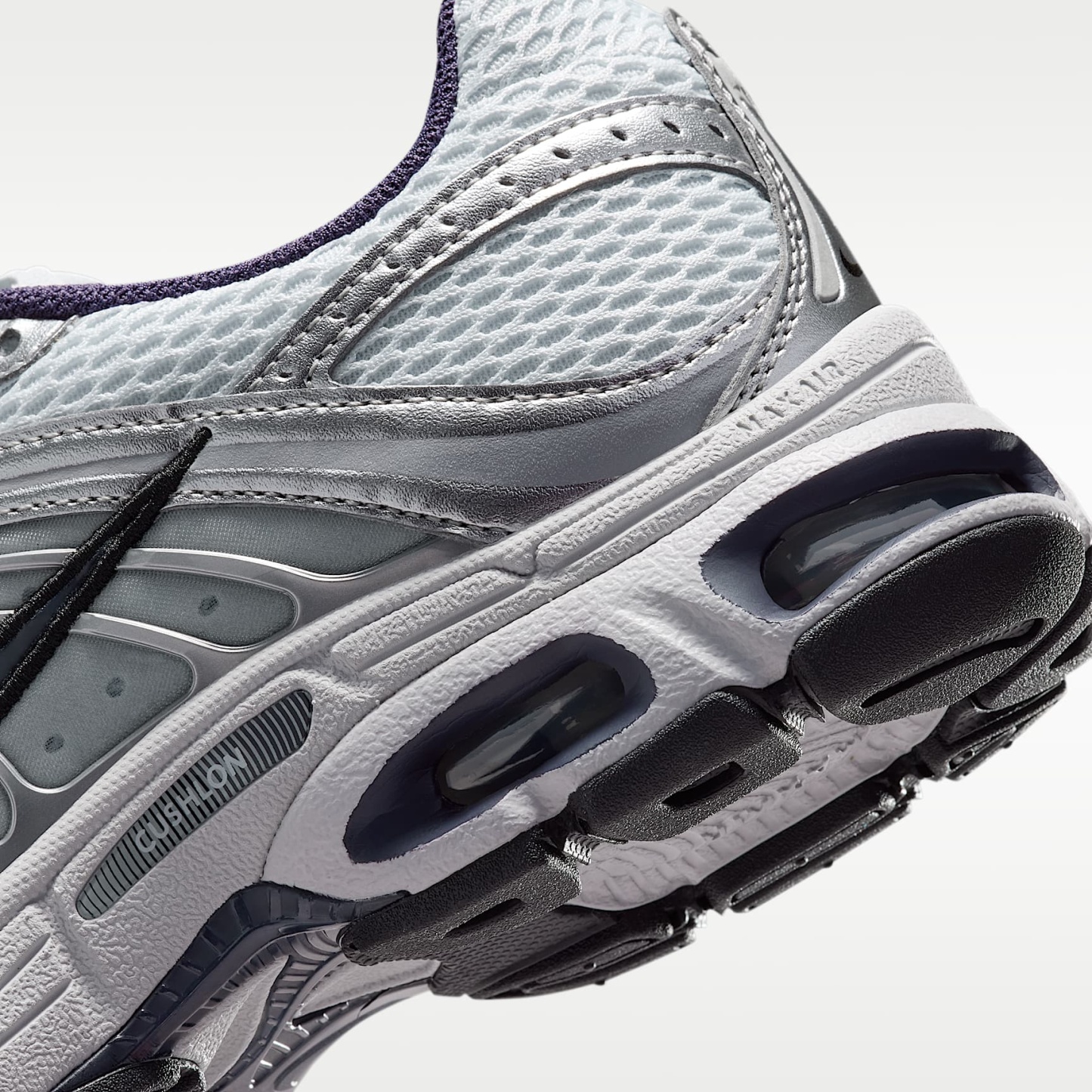 Nike Air Max Moto 2K Schuh mit reflektierenden Akzenten (Damen) – Pure Platinum/Metallic Silver/Schwarz/Gridiron