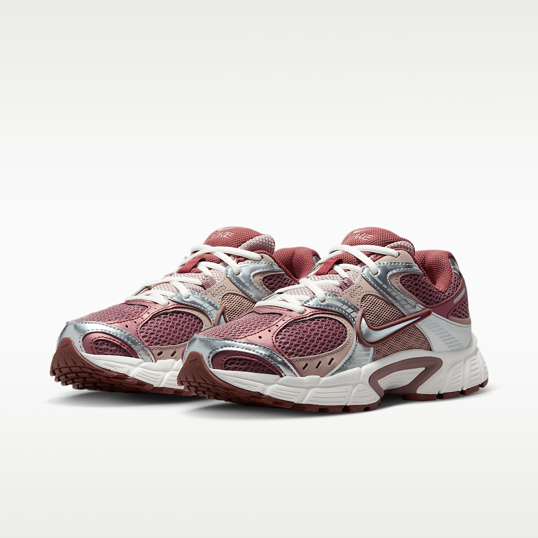 Nike V5 RNR Schuh mit reflektierenden Akzenten (Damen) – Smokey Mauve/Red Sepia/Malt/Metallic Silver