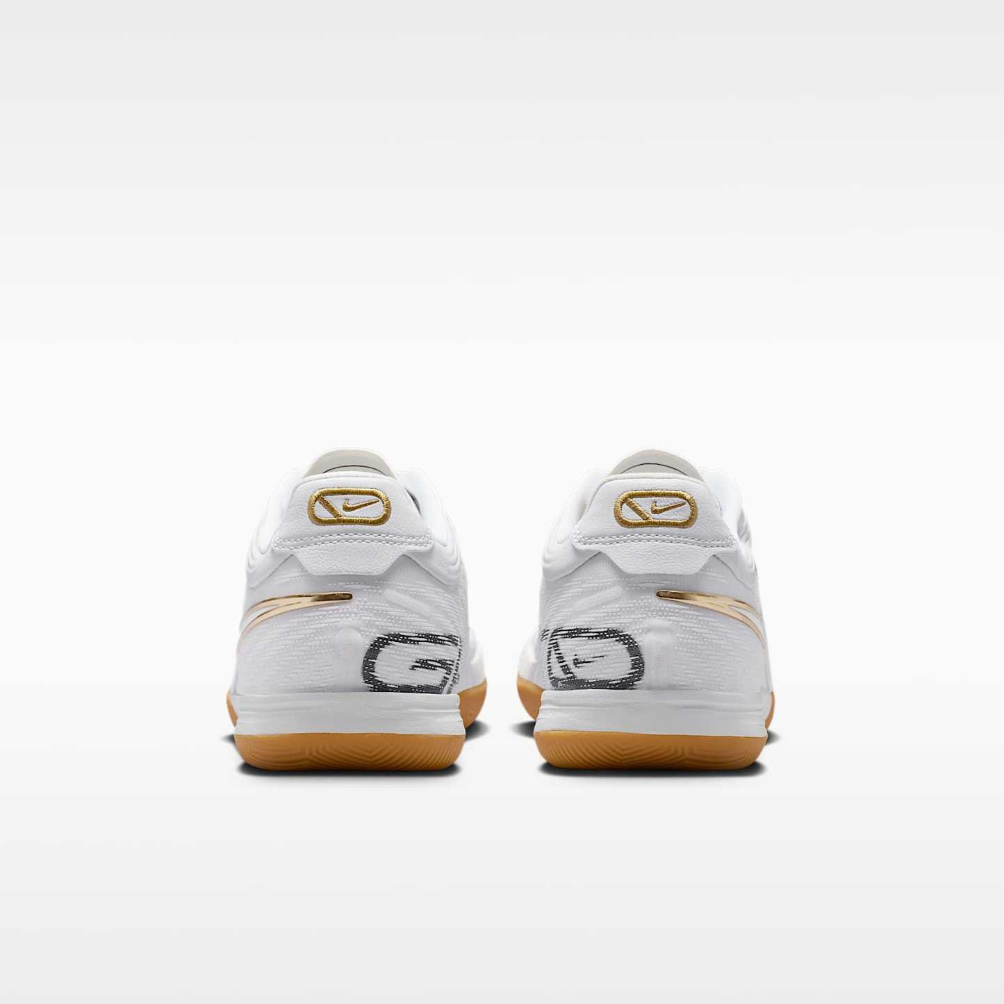 Nike Tiempo Reactgato Low Top Fußballschuh für Hallen- und Hartplätze – Weiß/Metallic Gold