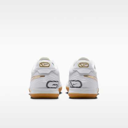 Nike Tiempo Reactgato Low Top Fußballschuh für Hallen- und Hartplätze – Weiß/Metallic Gold