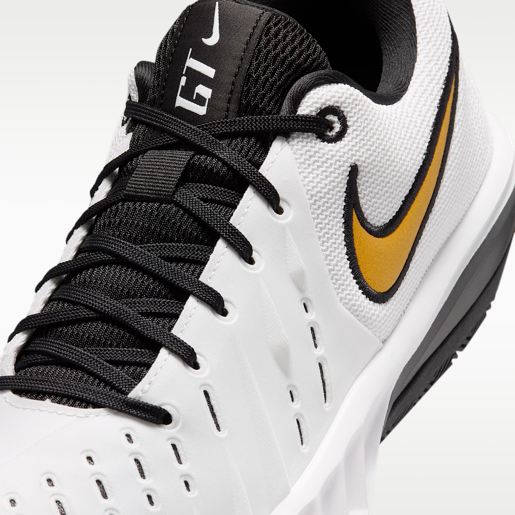 Nike G.T. Cut Academy 2 Basketballschuh – Weiß/Schwarz/Metallic Gold