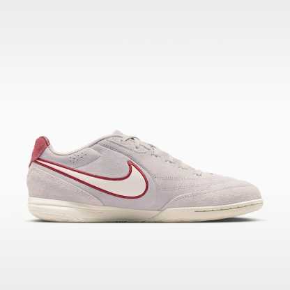 Nike Tiempo Streetgato PRM Low-Top-Fußballschuh für Hallen- und Hartplätze – Moon Particle/Team Red/Chalk