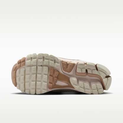 Nike Zoom Vomero 5 Schuh (Damen) – Light Orewood Brown/Hemp/Phantom/Metallic Gold