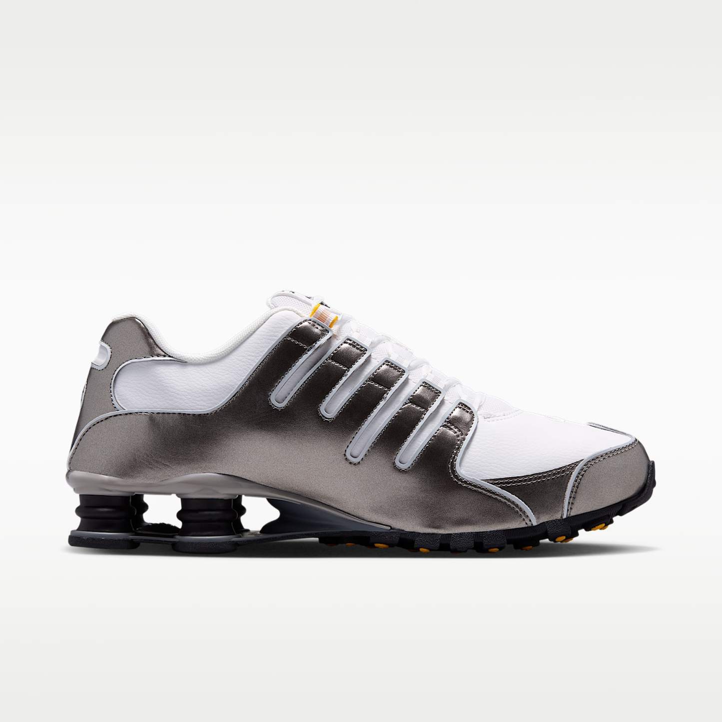Nike Shox NZ Schuhe (Herren) – Summit White/Metallic Pewter/University Gold/Summit White