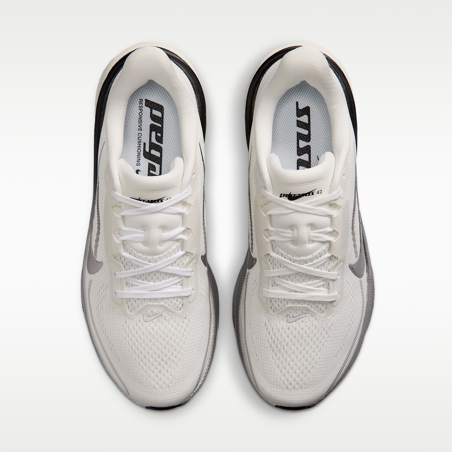 Nike Pegasus 42 Straßenlaufschuh (Damen) – Summit White/Sail/Schwarz/Metallic Silver