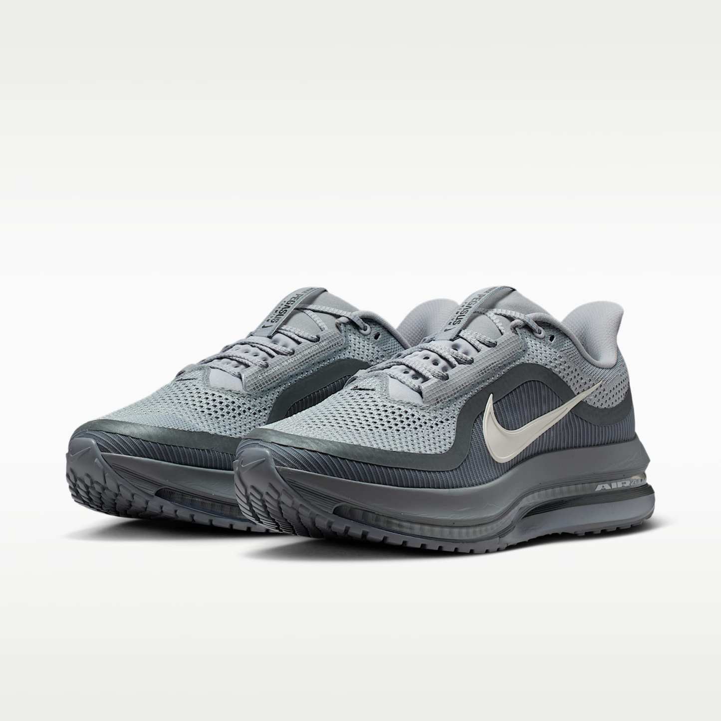 Nike Pegasus Premium Straßenlaufschuh (Herren) – Wolf Grey/Cool Grey/Anthracite/Sail
