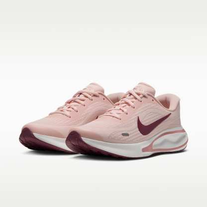 Nike Journey Run Straßenlaufschuh für Damen – Orange Pearl/Rust Pink/Sail/Pink Smoke