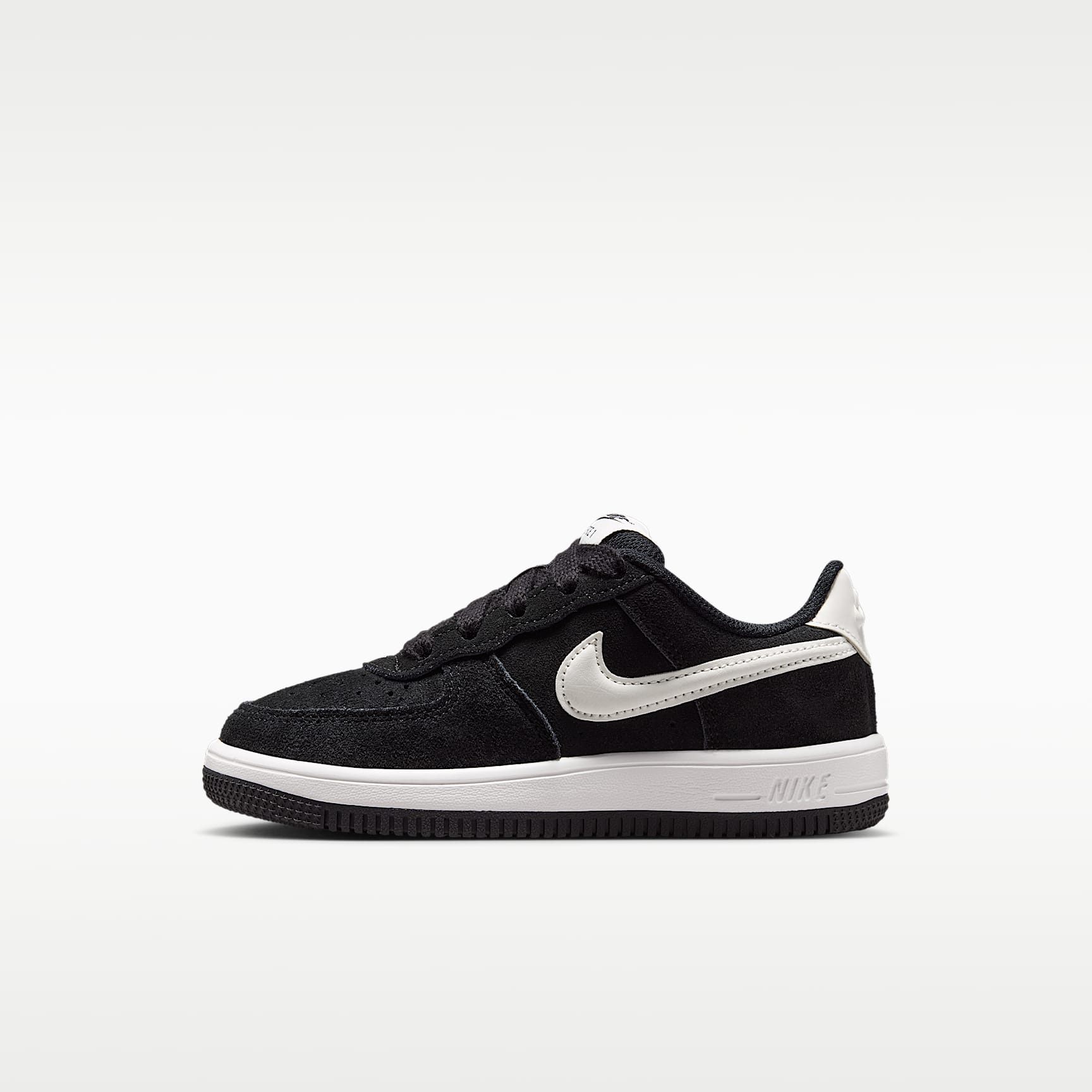 Nike Force 1 Low Schuh (jüngere Kinder) – Schwarz/Sail