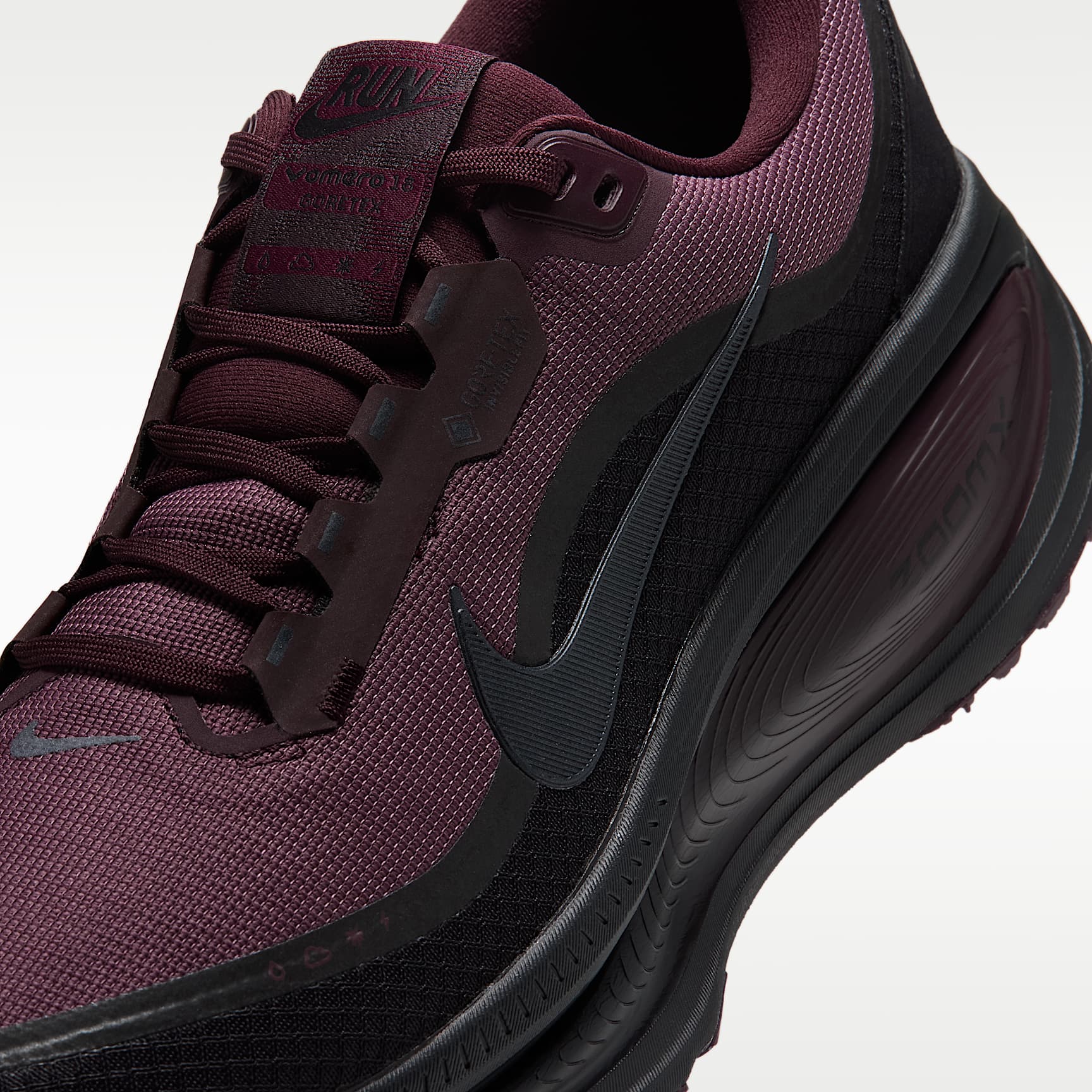 Nike Vomero 18 GORE-TEX wasserdichter Straßenlaufschuh mit reflektierenden Akzenten (Herren) – Burgundy Crush/Burgundy Crush/Schwarz