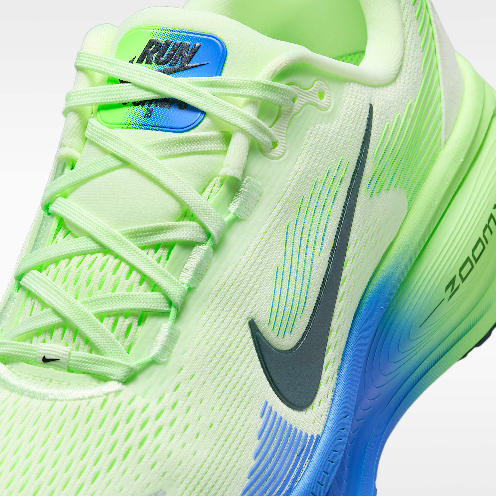 Nike Vomero 18 Straßenlaufschuh (Herren) – Weiß/Volt Tint/Sapphire/Black Spruce