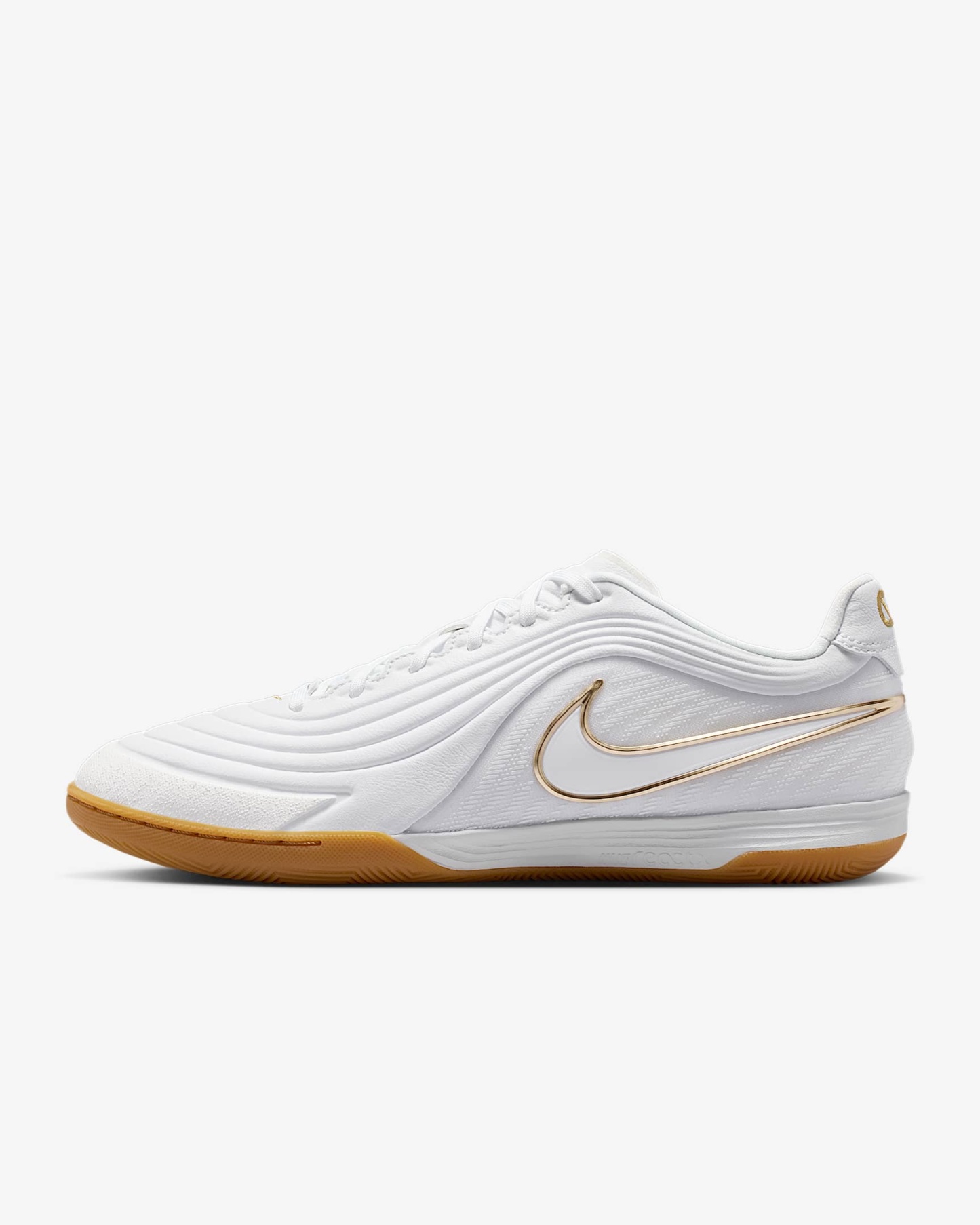 Nike Tiempo Reactgato Low Top Fußballschuh für Hallen- und Hartplätze – Weiß/Metallic Gold