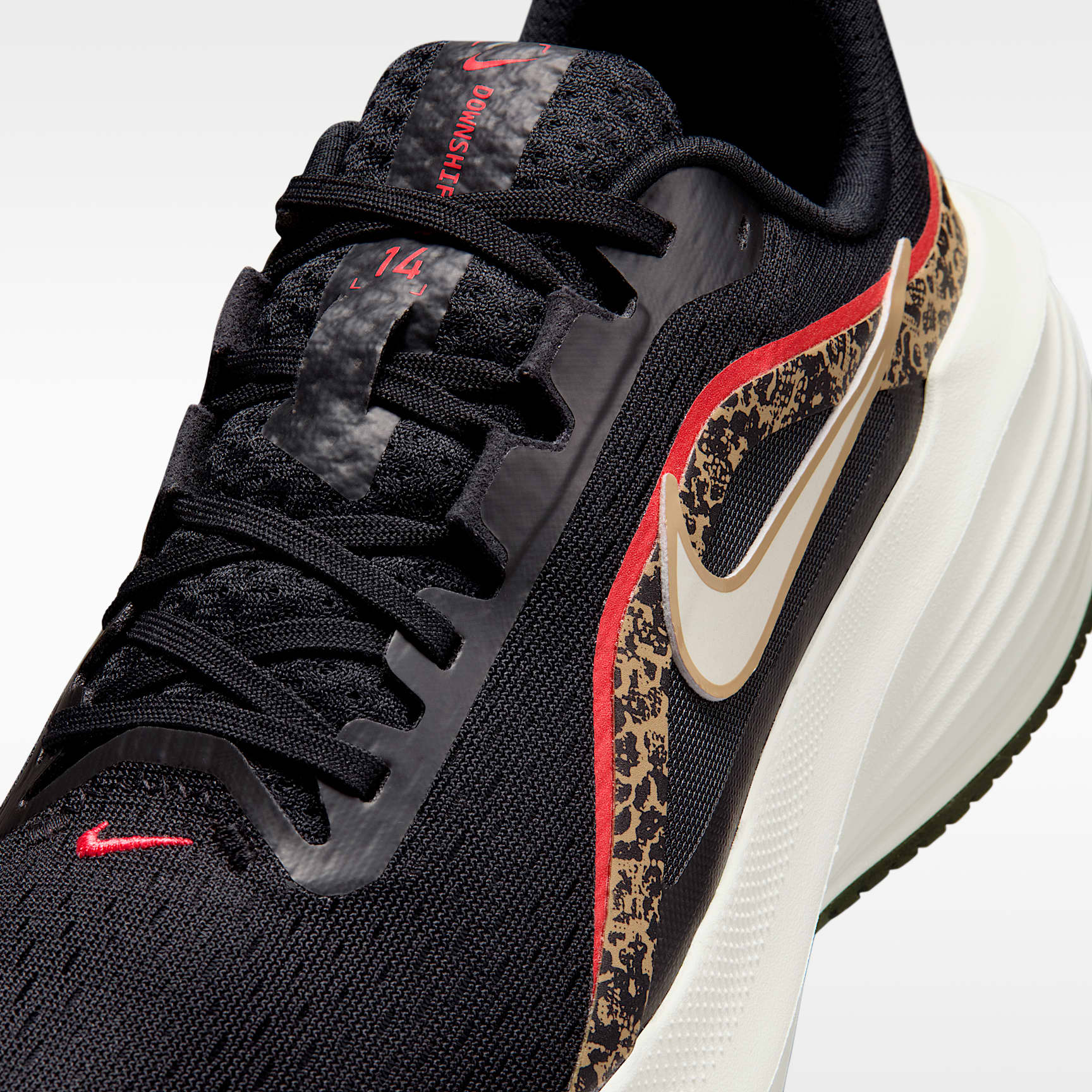 Nike Downshifter 14 Straßenlaufschuh (Damen) – Schwarz/British Khaki/Fusion Red/Sail