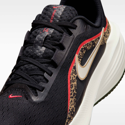 Nike Downshifter 14 Straßenlaufschuh (Damen) – Schwarz/British Khaki/Fusion Red/Sail