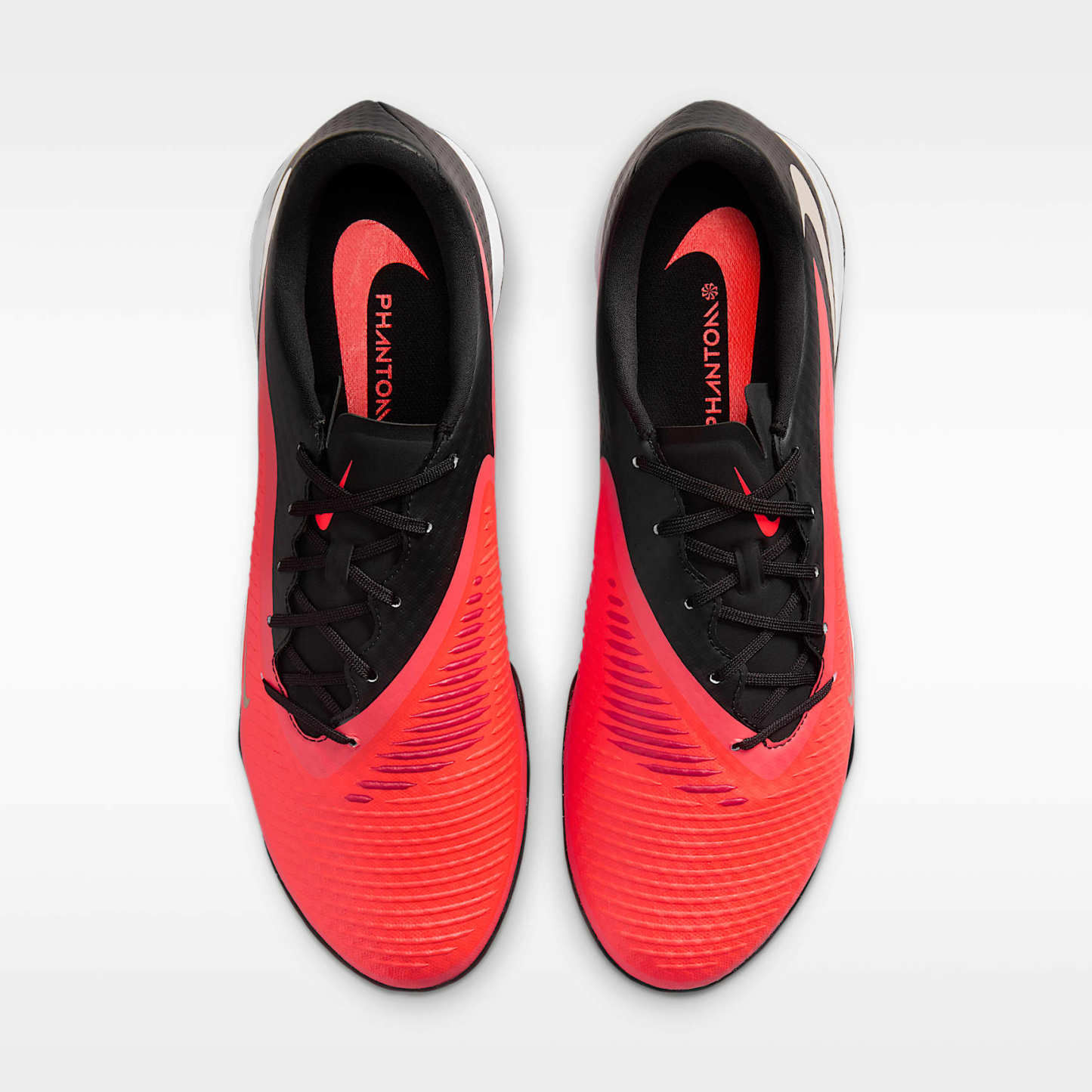 Nike Phantom 6 Low Academy Fußballschuh für Turf – Bright Crimson/Schwarz/Blur