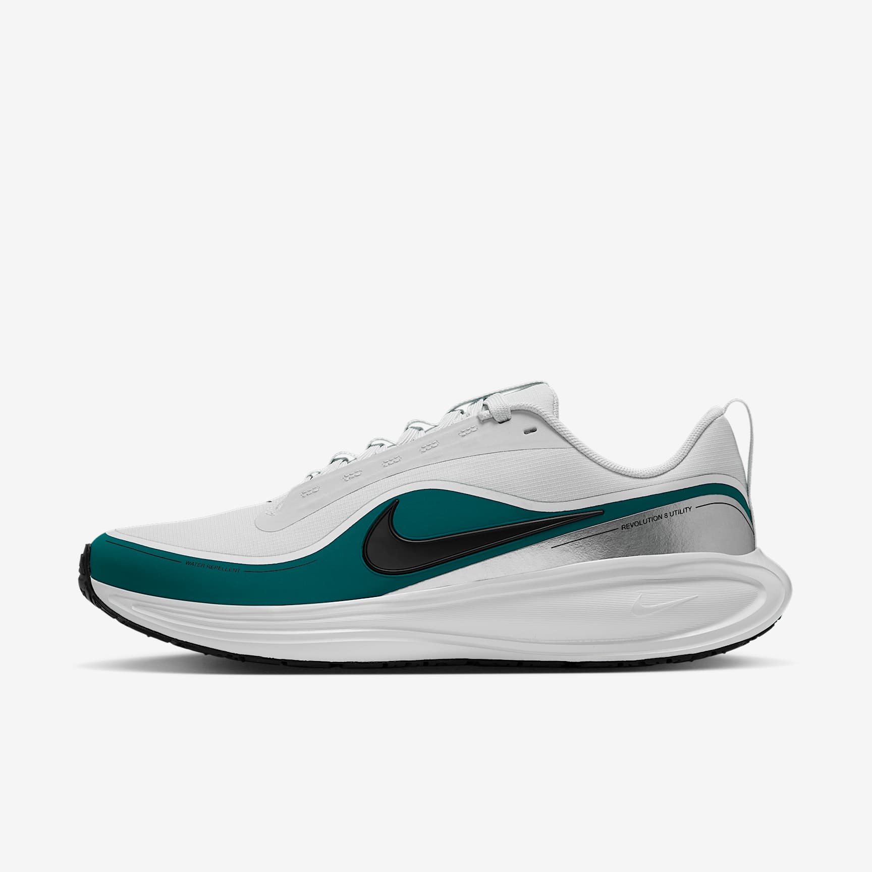 Nike Revolution 8 Utility Straßenlaufschuh (Herren) – Off White/Bright Spruce/Metallic Silver/Schwarz