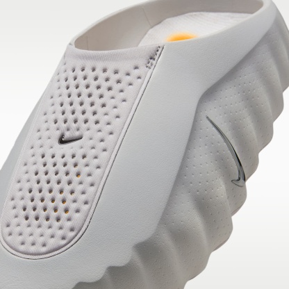 Nike Mind 001 Pregame Mule (Damen) – Light Smoke Grey/Photon Dust/Hyper Crimson/Chrome