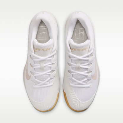 Nike Vapor 12 Tennisschuh für Hartplätze (Damen) – Weiß/Summit White/Linen/Light Orewood Brown