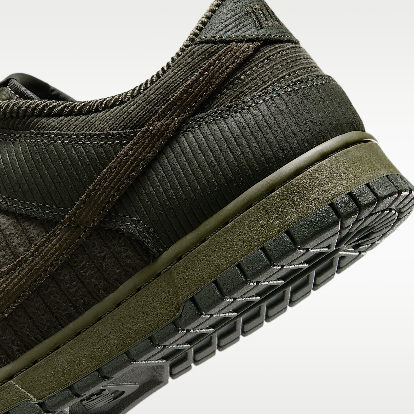 Nike Dunk Low Retro Premium Schuh (Herren) – Cargo Khaki/Medium Olive/Sequoia/Cargo Khaki