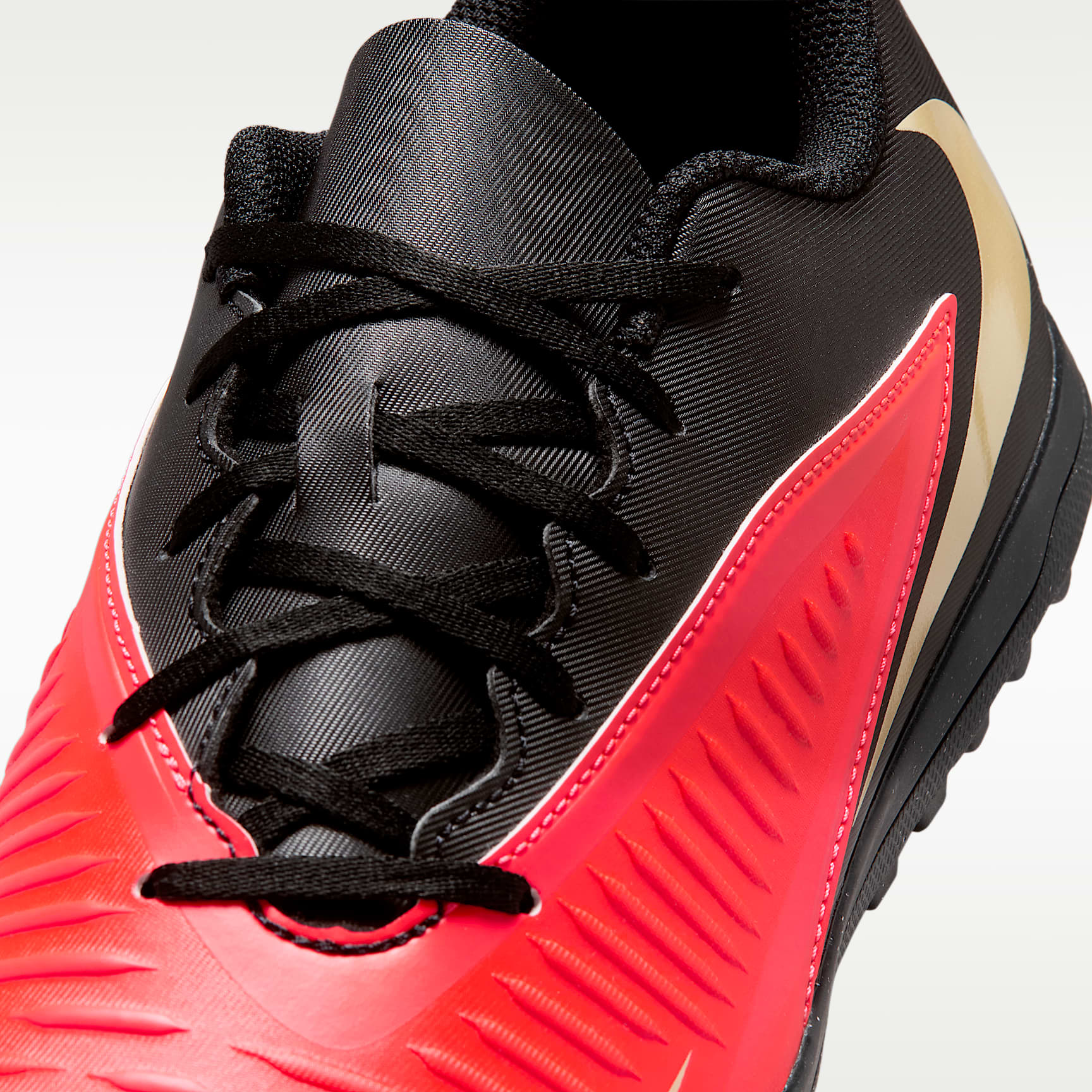 Nike Phantom 6 Low Club Fußballschuh für Turf – Bright Crimson/Schwarz/Blur