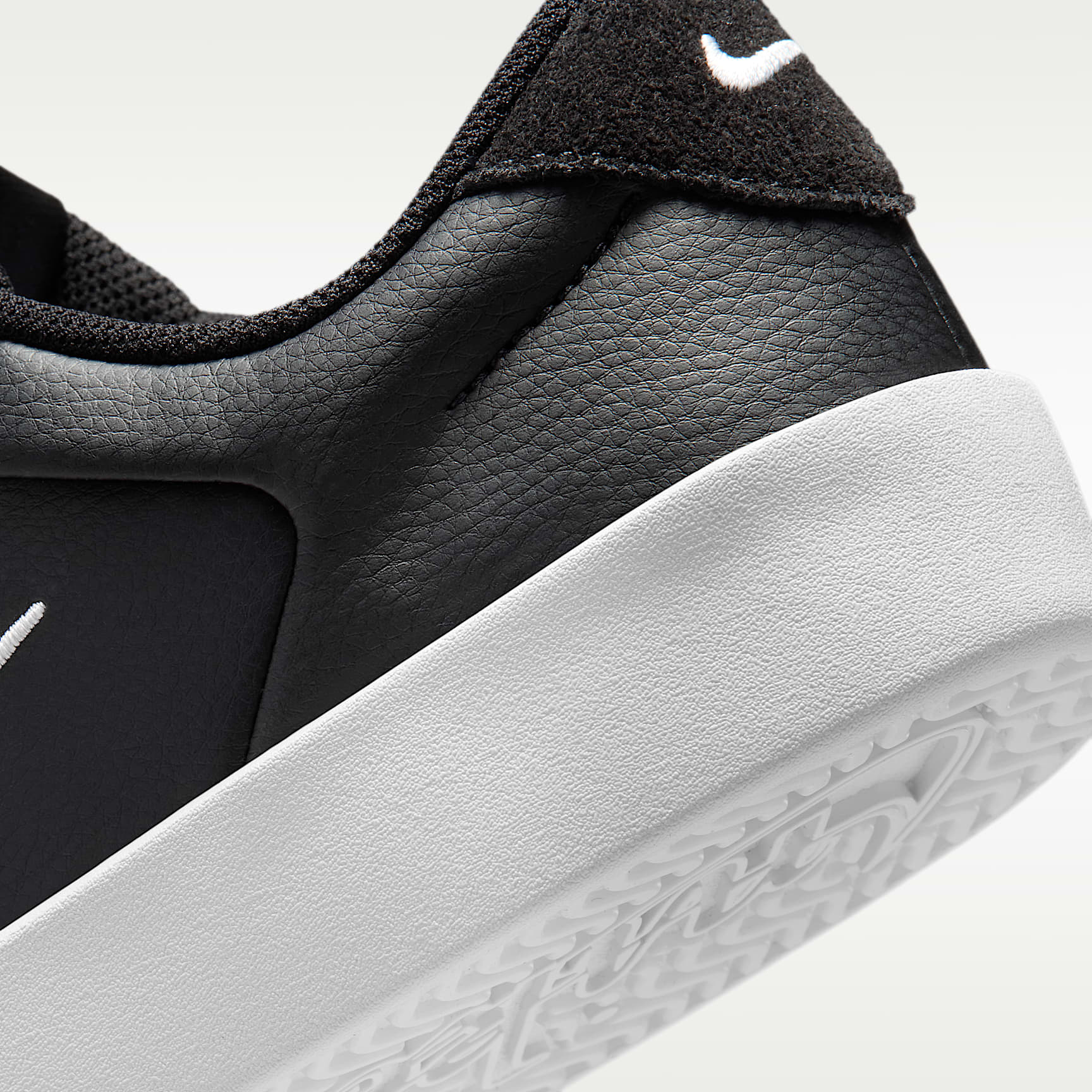 Nike Court Heritage Damenschuh – Schwarz/Schwarz/Weiß