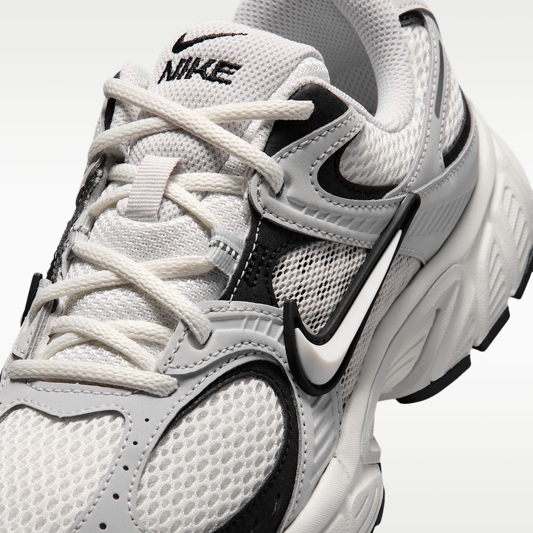 Nike V5 RNR Schuh (Damen) – Sail/Schwarz/Vast Grey/Sail