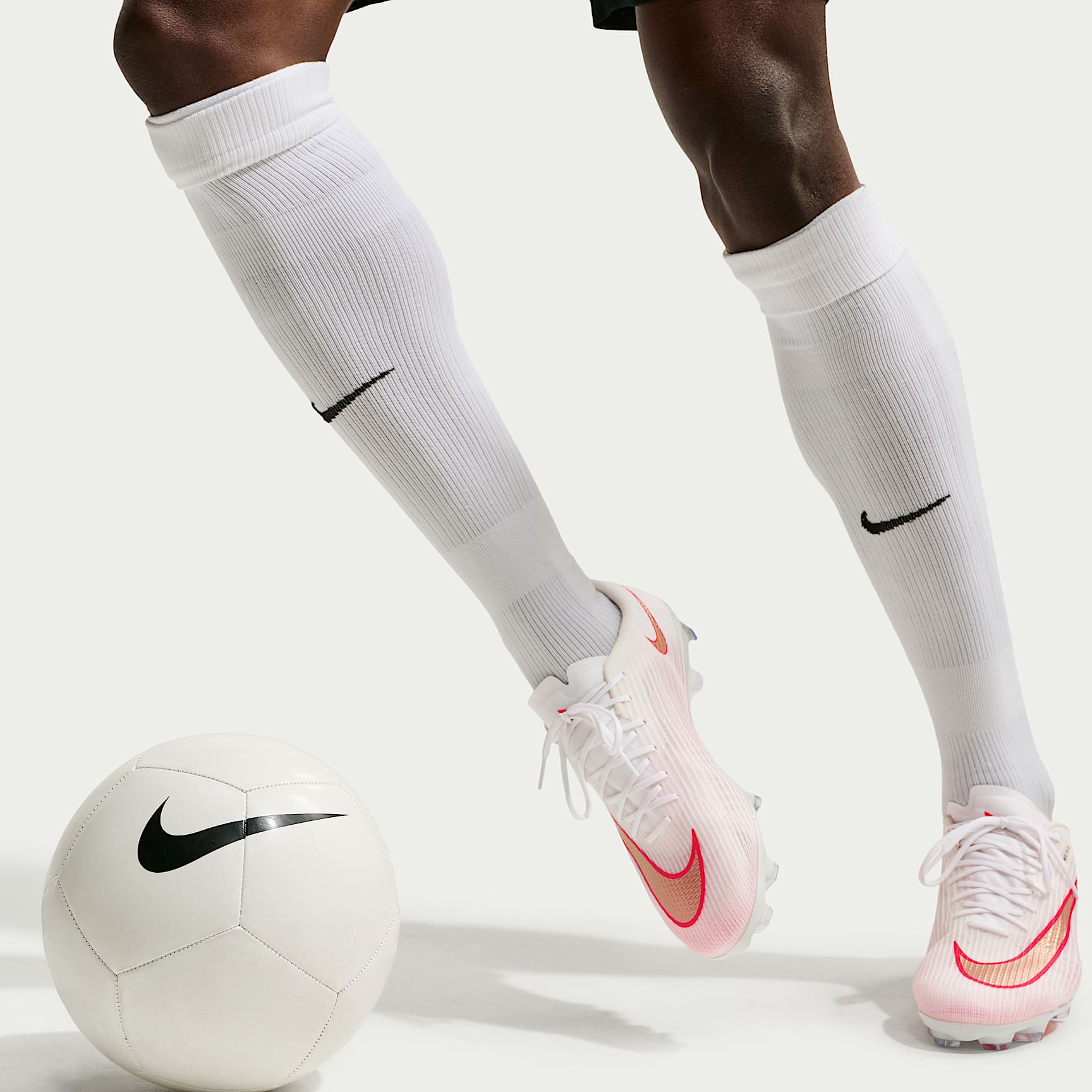 Nike Mercurial Superfly 11 Pro Low-Top-Fußballschuh für normalen Rasen – Weiß/Bright Crimson/Blur