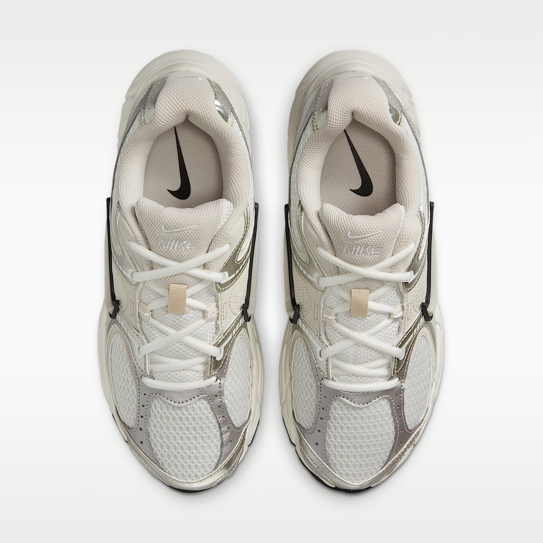 Nike V5 RNR Schuh mit reflektierenden Akzenten (Damen) – Summit White/Sail/Schwarz/Light Orewood Brown