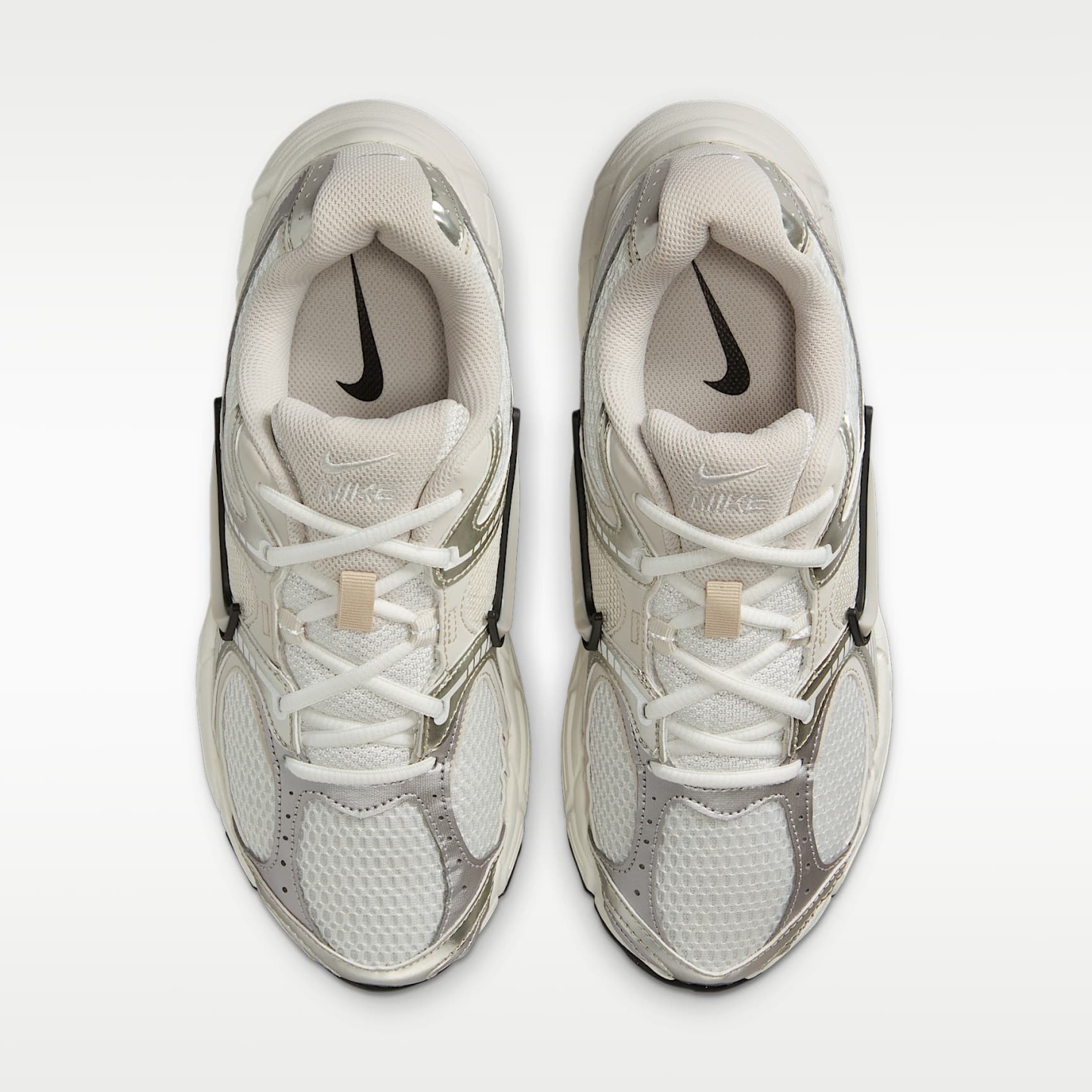 Nike V5 RNR Schuh mit reflektierenden Akzenten (Damen) – Summit White/Sail/Schwarz/Light Orewood Brown