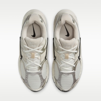 Nike V5 RNR Schuh mit reflektierenden Akzenten (Damen) – Summit White/Sail/Schwarz/Light Orewood Brown