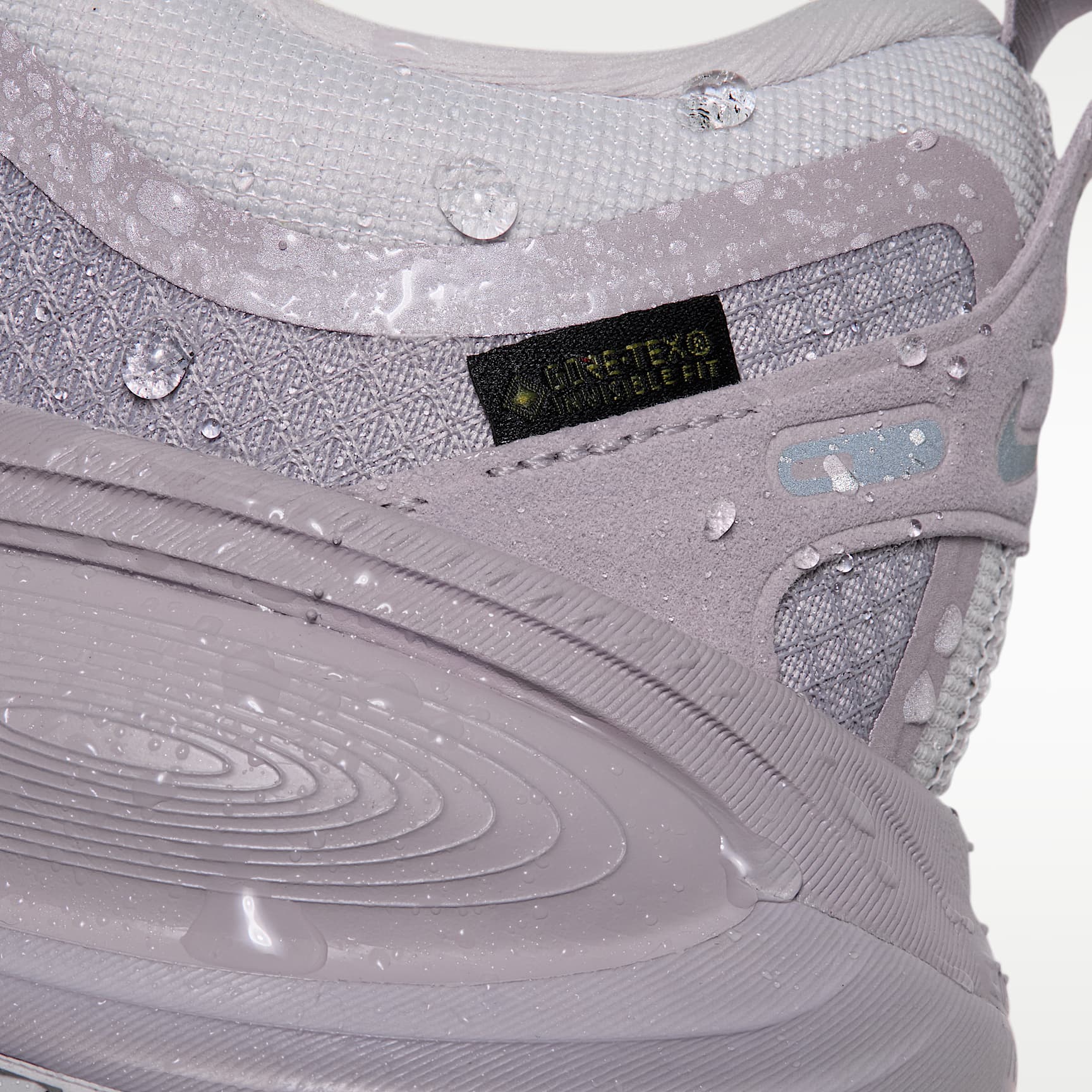 Nike Vomero 18 GORE-TEX Wasserdichter Straßenlaufschuh mit reflektierenden Designakzenten (Damen) – Vast Grey/Silver Lilac/Metallic Silver