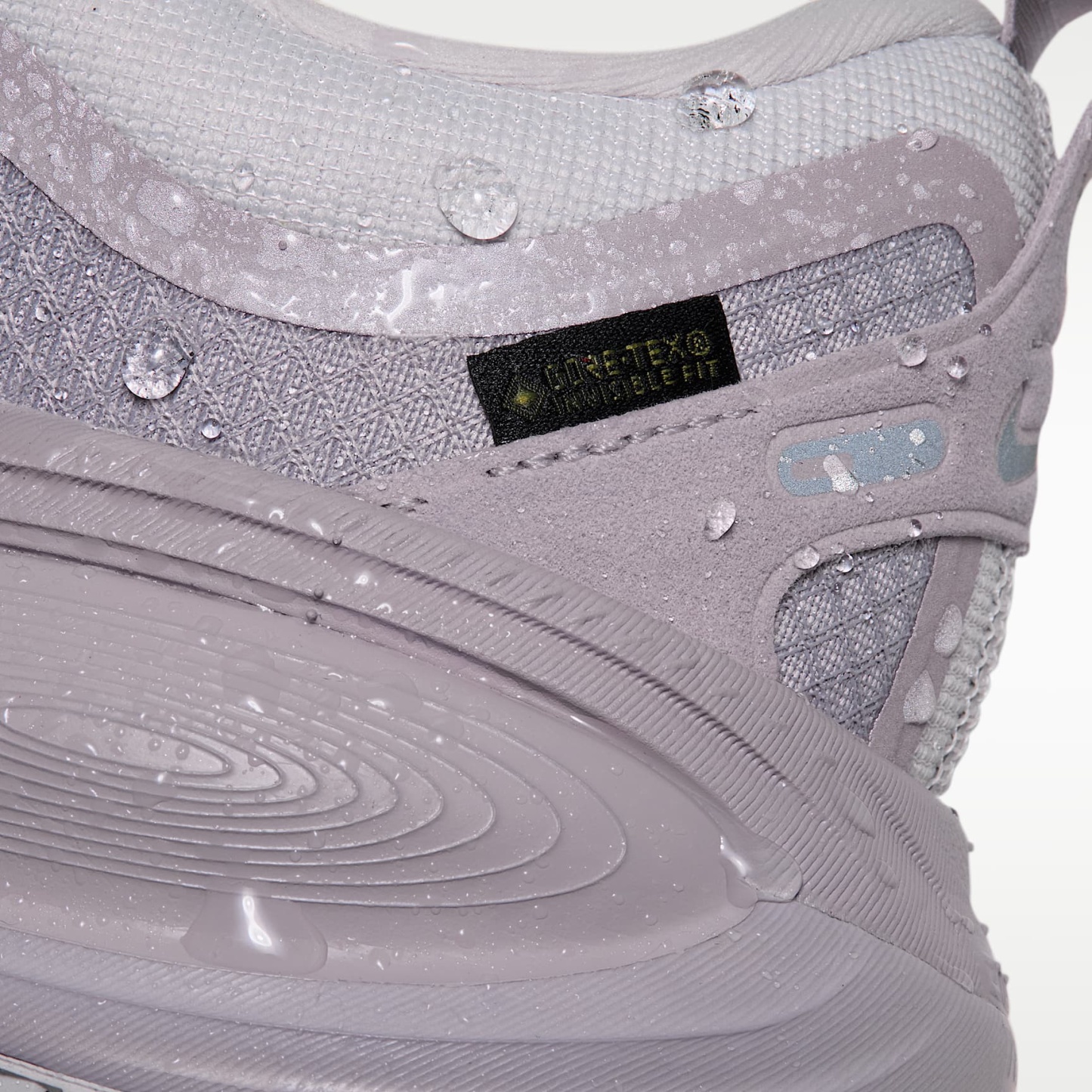 Nike Vomero 18 GORE-TEX Wasserdichter Straßenlaufschuh mit reflektierenden Designakzenten (Damen) – Vast Grey/Silver Lilac/Metallic Silver