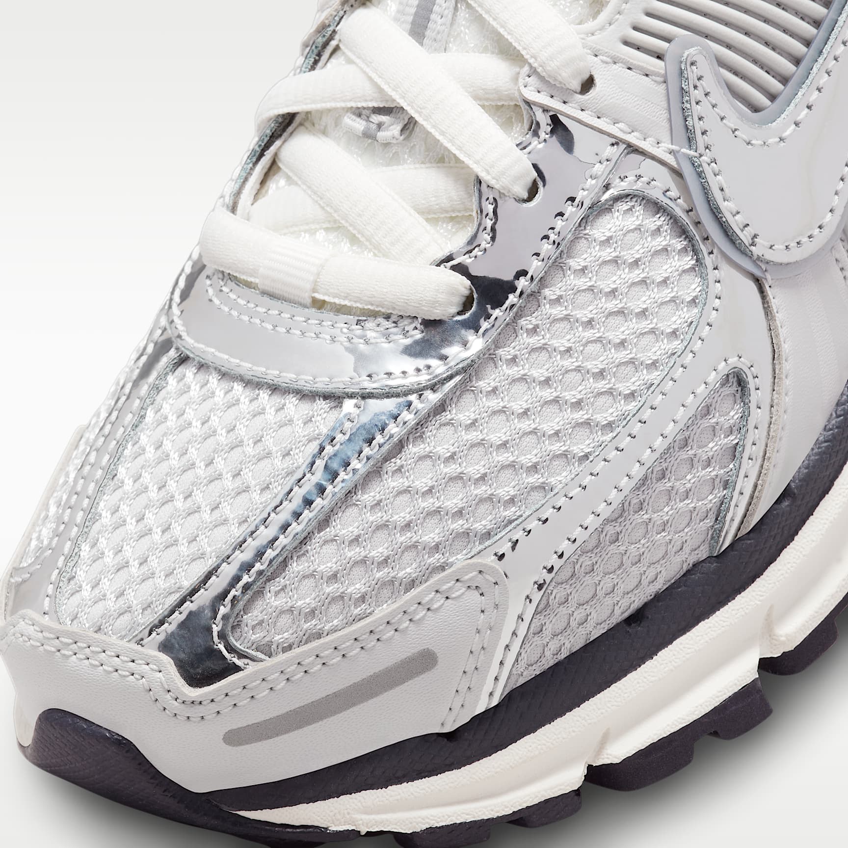 Nike Zoom Vomero 5 Schuh (Damen) – Photon Dust/Gridiron/Sail/Chrome