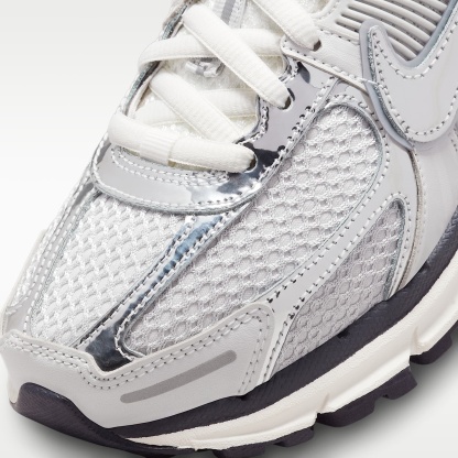 Nike Zoom Vomero 5 Schuh (Damen) – Photon Dust/Gridiron/Sail/Chrome