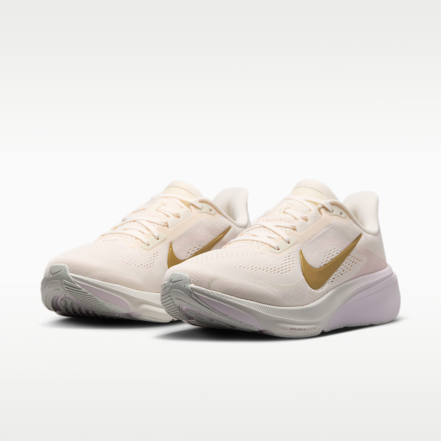 Nike Pegasus 42 Straßenlaufschuh (Damen) – Chalk/Spruce Aura/Bleached Lilac/Metallic Gold