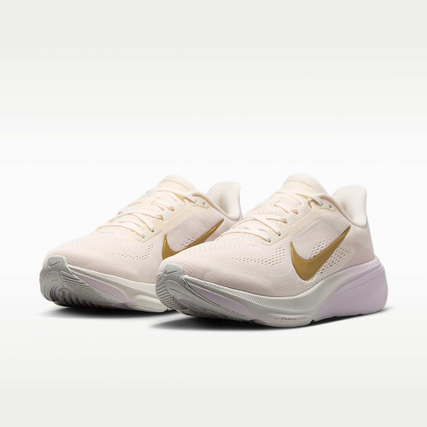 Nike Pegasus 42 Straßenlaufschuh (Damen) – Chalk/Spruce Aura/Bleached Lilac/Metallic Gold