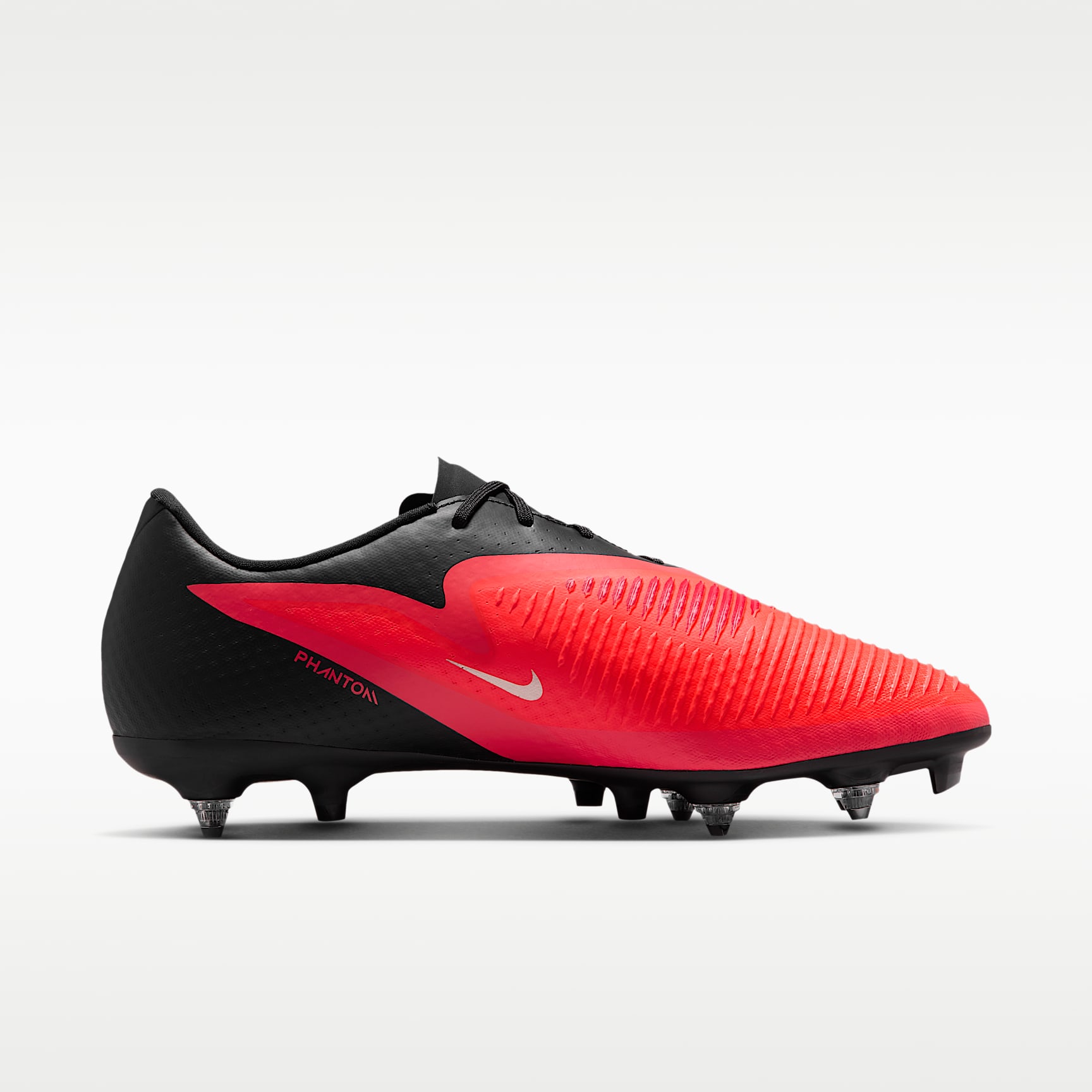 Nike Phantom 6 Low Academy Fußballschuh für weichen Rasen – Bright Crimson/Schwarz/Blur