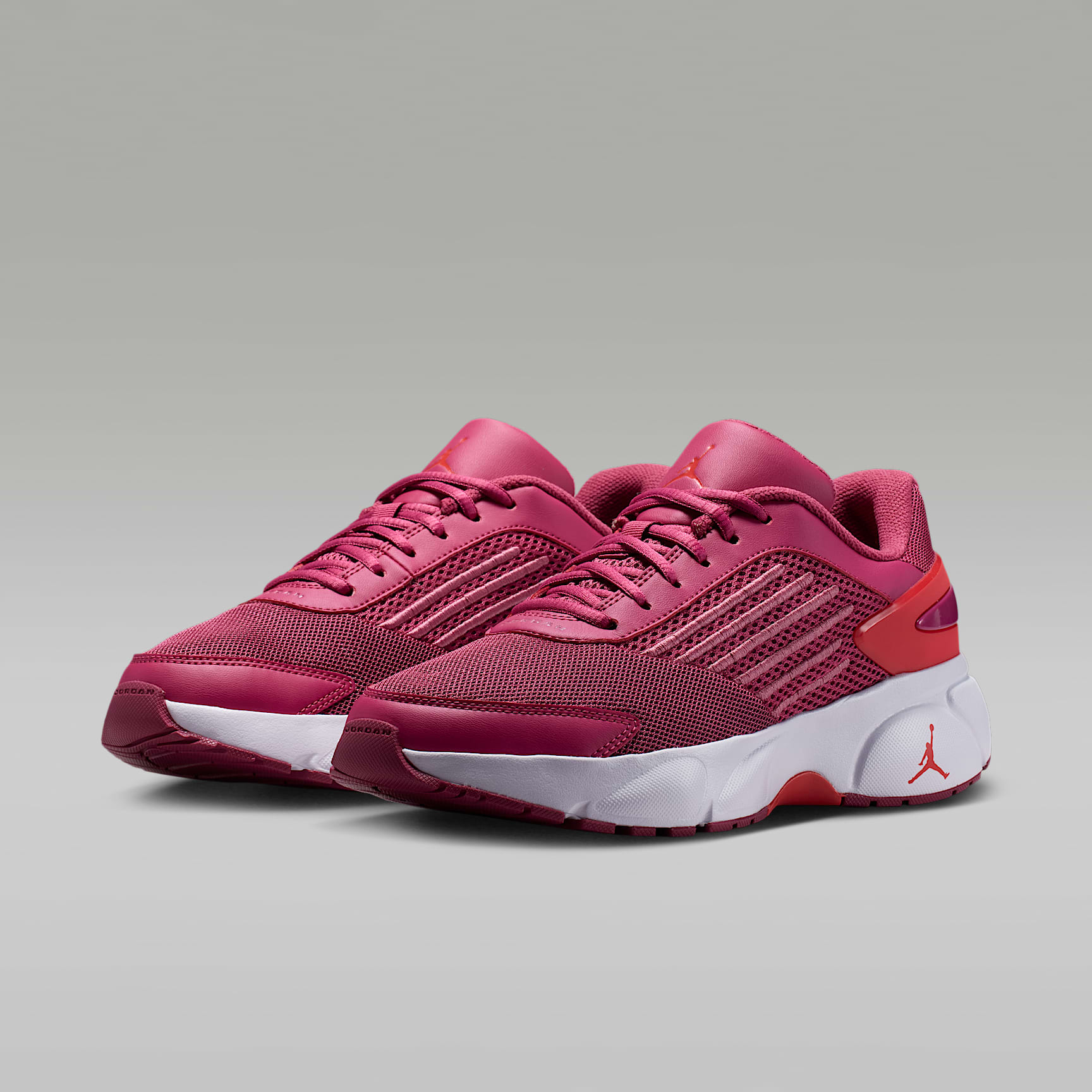 Jordan Trunner Flow Damenschuhe – Sweet Beet/Pale Ivory/Desert Berry/Track Red