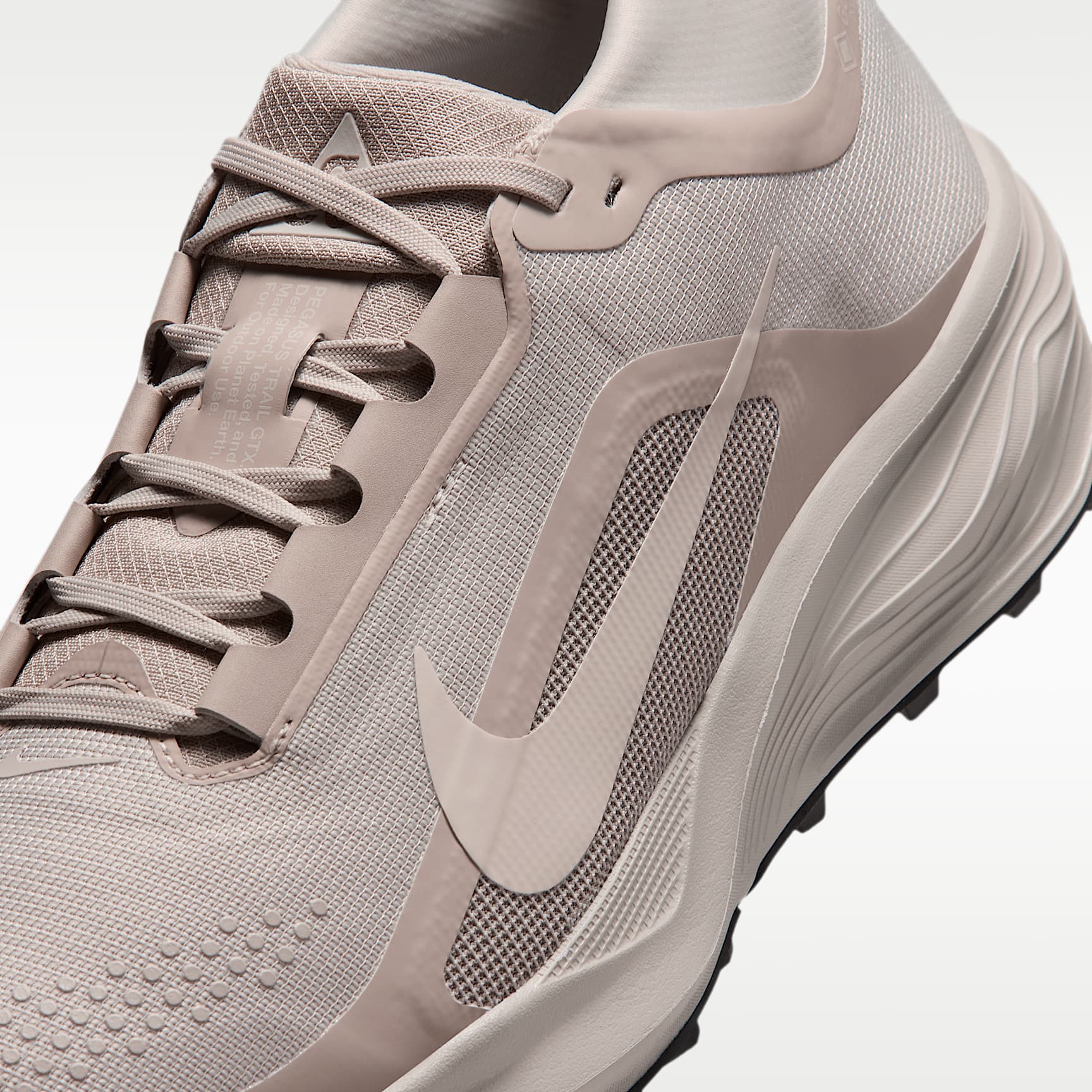 ACG Pegasus Trail GORE-TEX wasserdichter Traillaufschuh (Herren) – Cream II/Light Orewood Brown