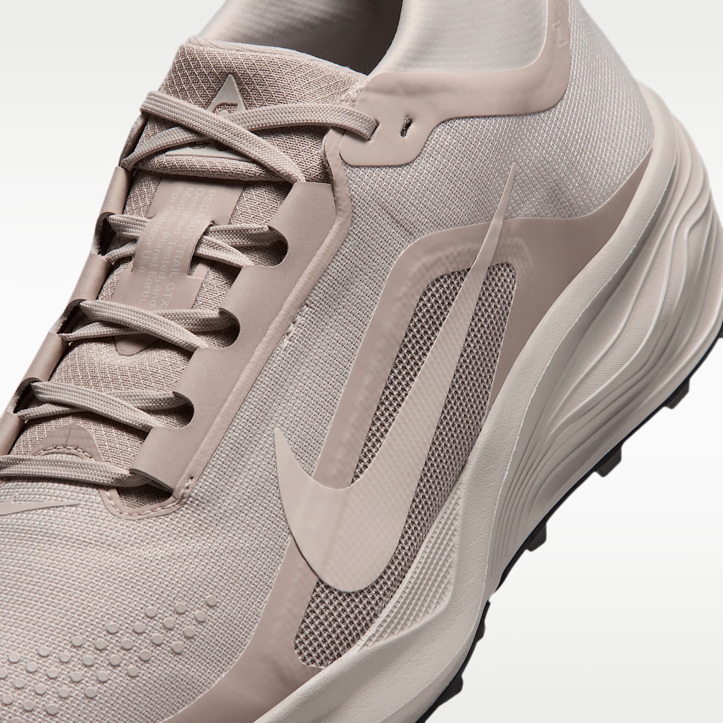 ACG Pegasus Trail GORE-TEX wasserdichter Traillaufschuh (Herren) – Cream II/Light Orewood Brown