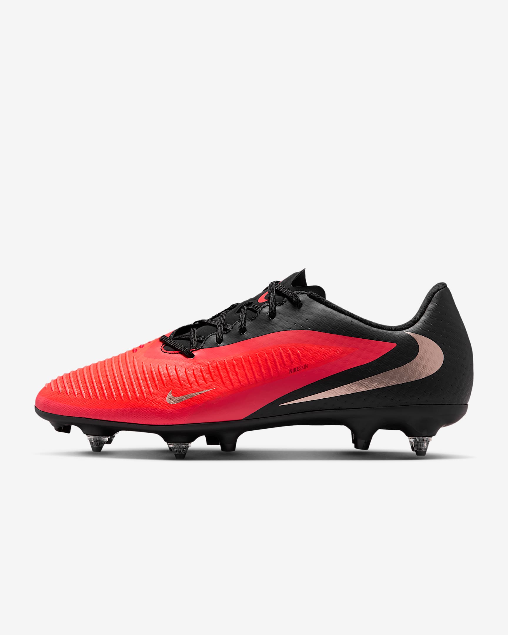 Nike Phantom 6 Low Academy Fußballschuh für weichen Rasen – Bright Crimson/Schwarz/Blur