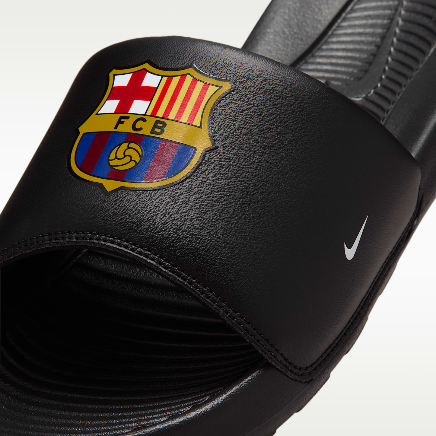 FC Barcelona Victori One Nike Fußball-Slides (Herren) – Schwarz/Midwest Gold/Imperial Purple