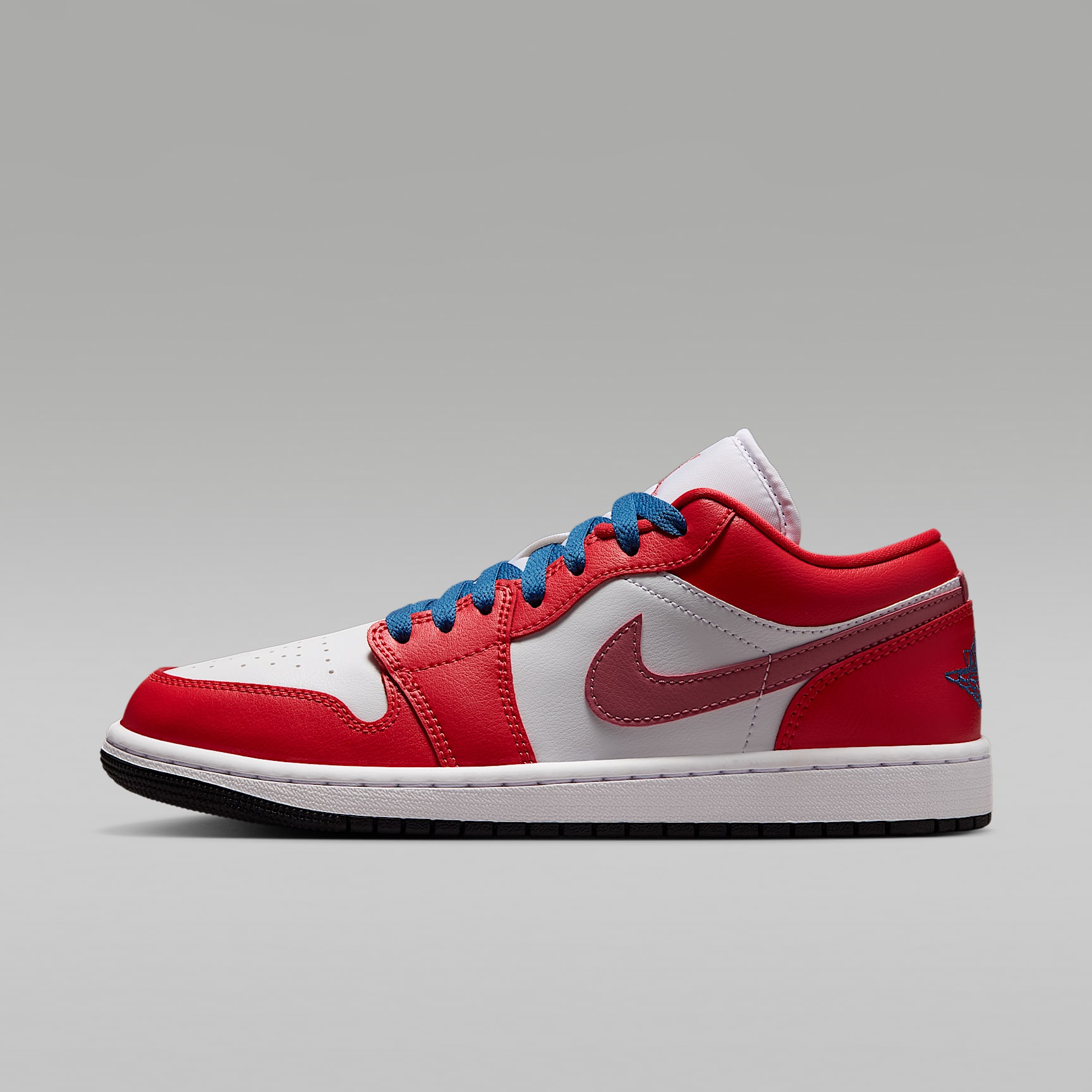 Air Jordan 1 Low Damenschuh – Track Red/Weiß/Desert Berry/True Blue
