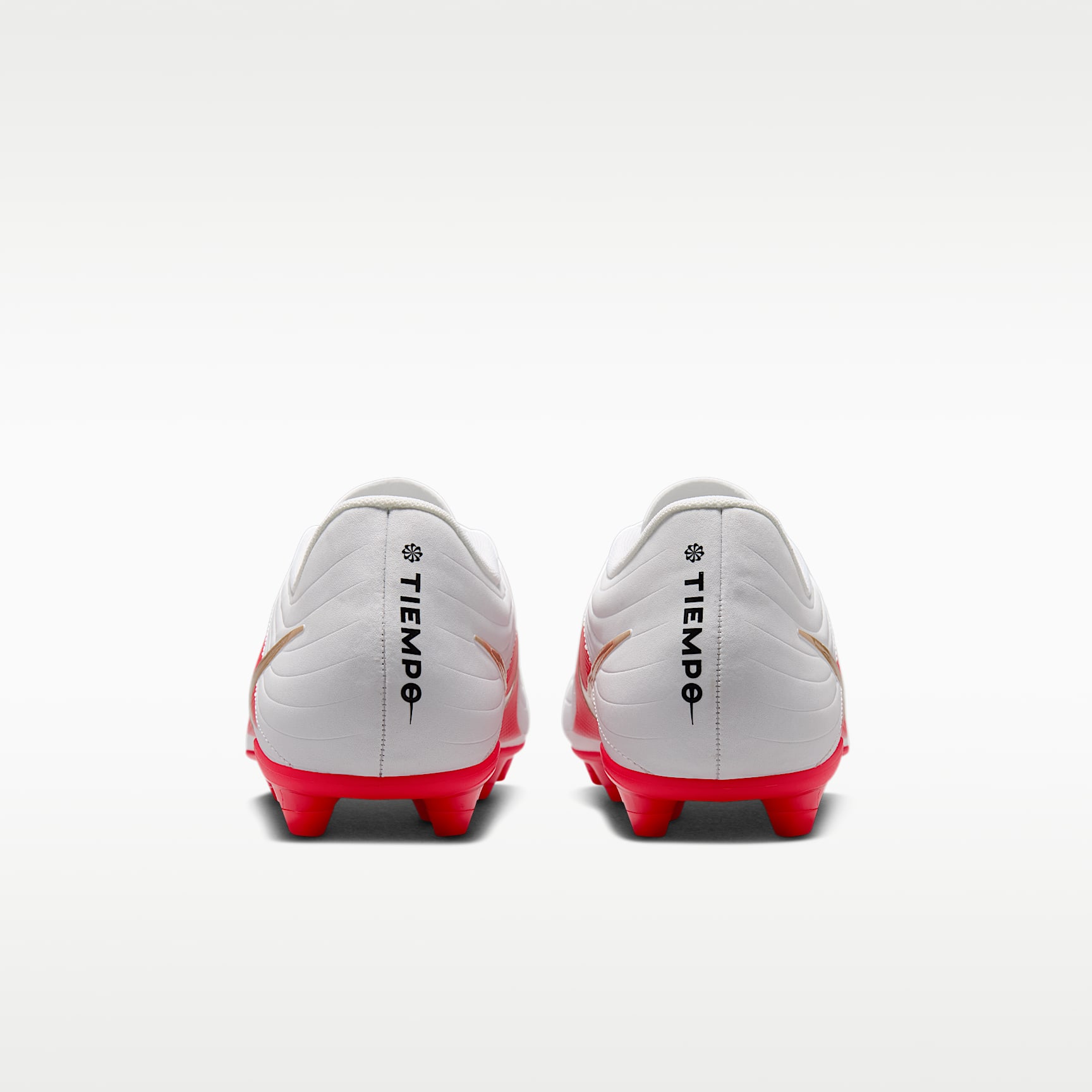 Nike Tiempo Maestro Club Low-Top-Fußballschuh für verschiedene Böden – Weiß/Bright Crimson/Blur