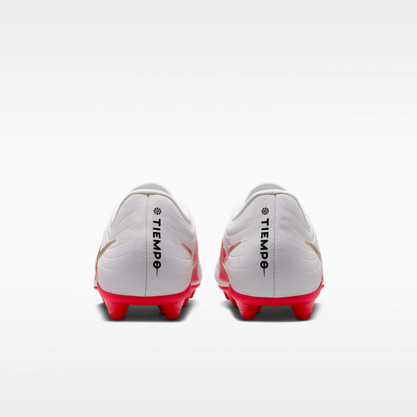 Nike Tiempo Maestro Club Low-Top-Fußballschuh für verschiedene Böden – Weiß/Bright Crimson/Blur