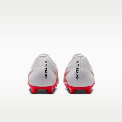 Nike Tiempo Maestro Club Low-Top-Fußballschuh für verschiedene Böden – Weiß/Bright Crimson/Blur