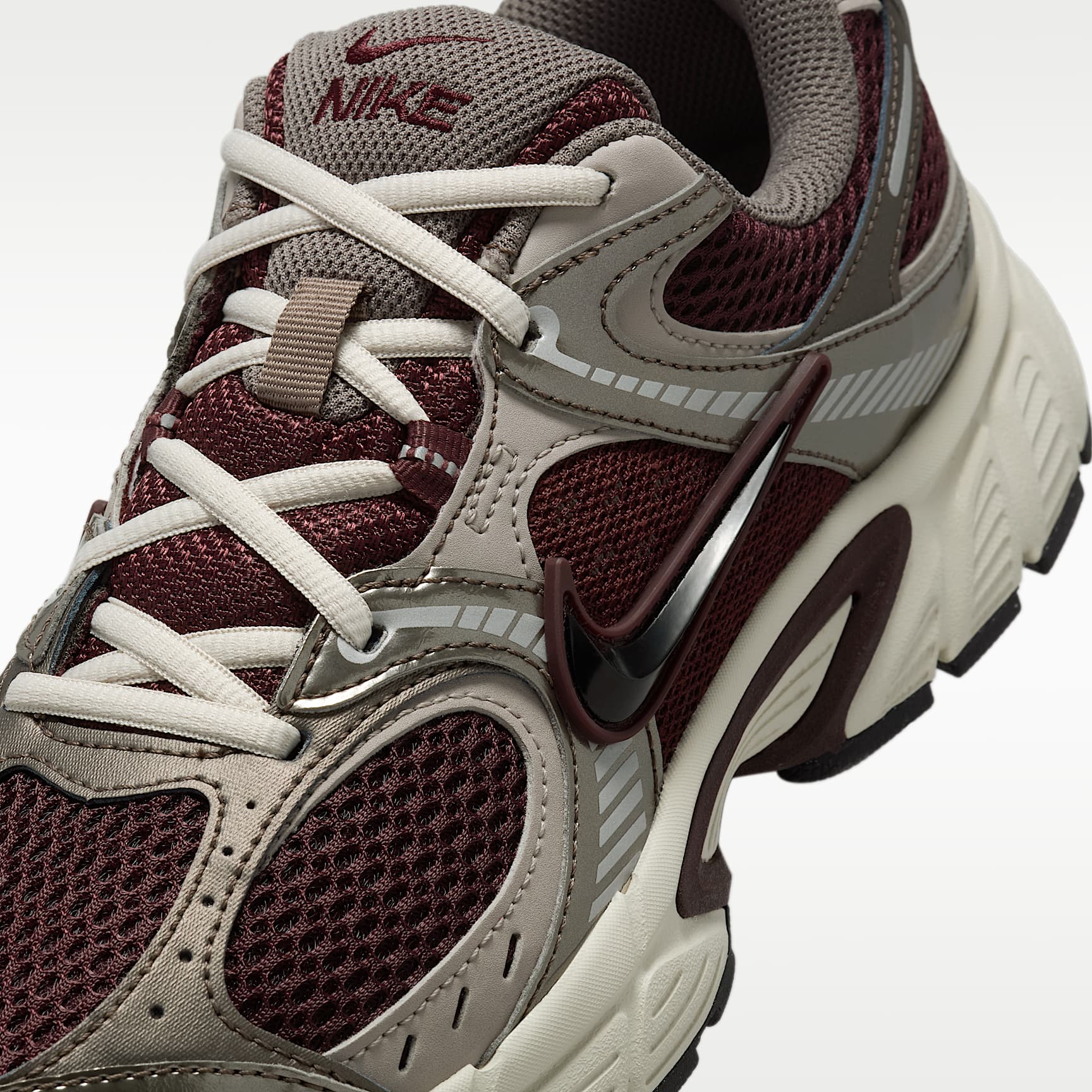 Nike V5 RNR Schuh mit reflektierenden Akzenten (Damen) – Burgundy Crush/College Grey/Light Orewood Brown/Schwarz