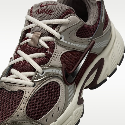 Nike V5 RNR Schuh mit reflektierenden Akzenten (Damen) – Burgundy Crush/College Grey/Light Orewood Brown/Schwarz